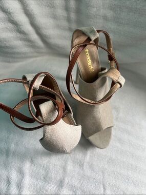 Shoe Dazzle Taupe Linen Peep-Toe Heels with Brown Ankle Straps Size 9.5